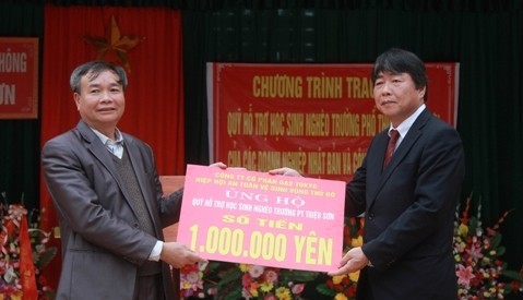 日本企業、タインホア省の貧しい生徒を援助