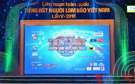 VOVの編集員、報道従事者の喉自慢コンテストに参加