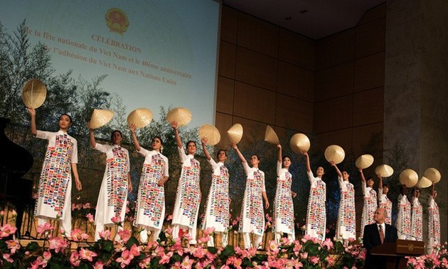 ベトナムの独特な文化をピーアールするベトナムの人々