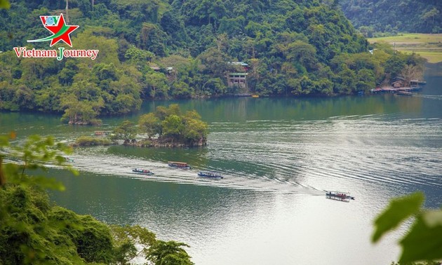 バーベー湖、北部山岳地帯の印象的な観光スポット  