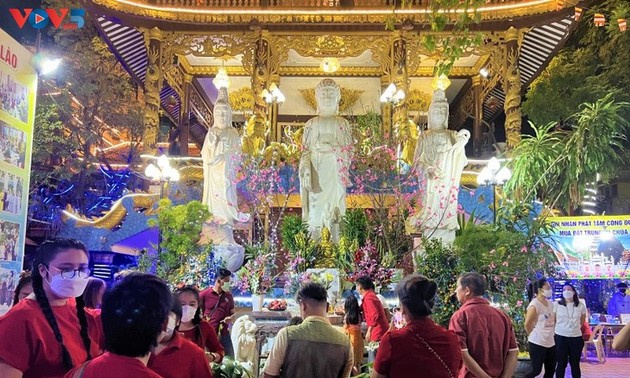 テトにお寺参りをする習慣