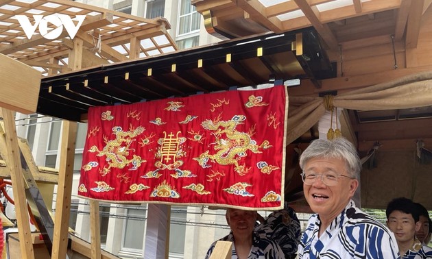 VOVから「金色の龍」刺しゅう入り「軒幕」が贈呈 祇園祭の「大船鉾」を飾る 国交樹立50年