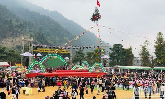 モン族の春祭り「ガウタオ」