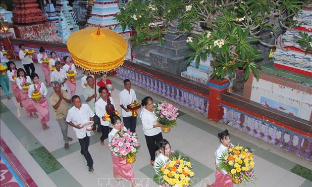 南部クメール族の人々 お正月「チョル・チャナム・トマイ」を祝う