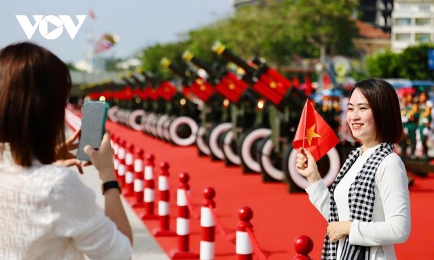 ホーチミン市　4月30日の記念日に向けて街を鮮やかに装飾