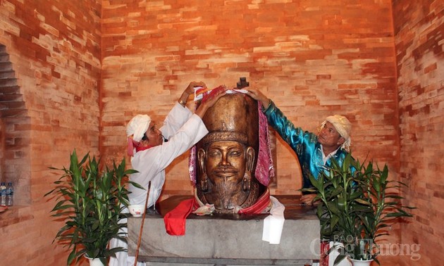 チャム族の神輿巡行と塔のご開帳式