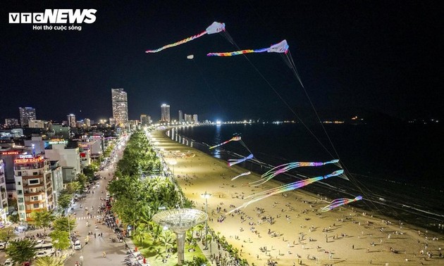 クイニョン市の海辺の街を彩る幻想的な夜景