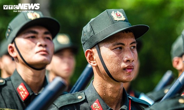 炎天下でも揺るがぬ警察学校生の気概