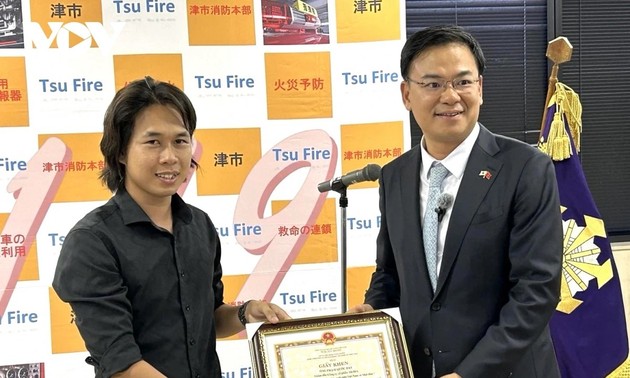 海で溺れた日本人の子ども2人を救助  ベトナム人青年に感謝状