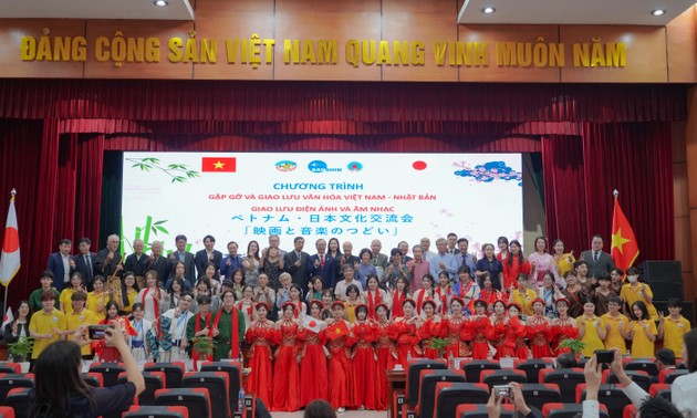 フオンドン大学で日越交流会 映画上映と尺八、MOUで交流拡大へ