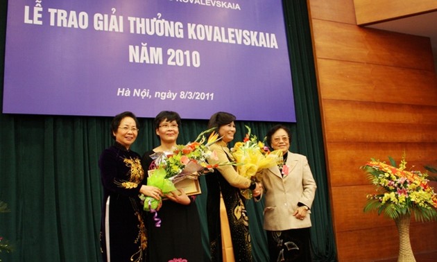 Menyampaikan hadiah  Kovalevskaia kepada dua ilmuwan wanita Vietnam