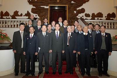 阮晋勇探望越南退伍军人协会