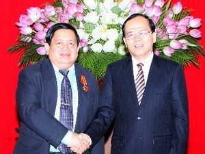 吴文谕会见老挝工会联合会代表团