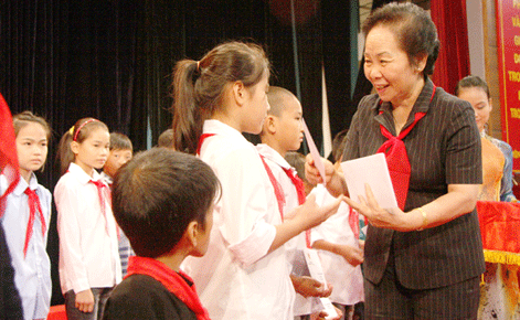 阮氏缘向特困学生赠送奖学金	