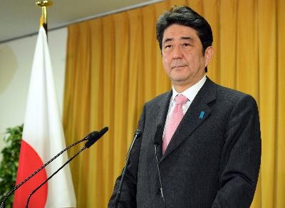 日本新首相安倍晋三举行记者会