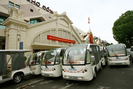 坐电瓶车游河内古街
