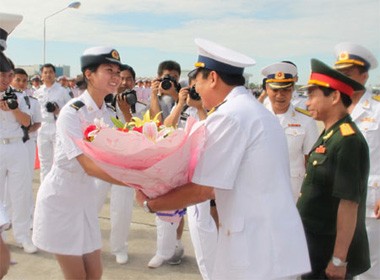 越南海军编队官兵访问中国南海舰队