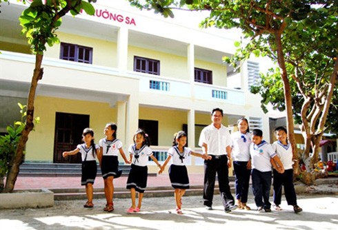 胡志明市举行活动，为生存岛援建学校