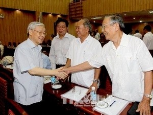 越共中央政治局举行南方老同志形势通气会