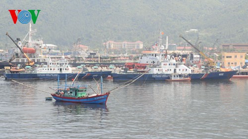 越南全国人民与海上警察和渔业检查力量团结一心牢牢维护海洋海岛主权