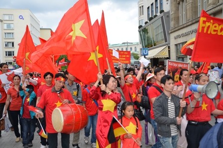 旅居德国越南人反对中国在东海非法设置钻井平台