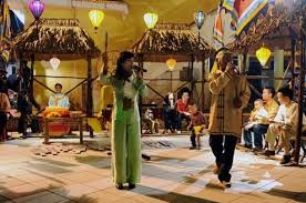 在会安听发牌唱曲