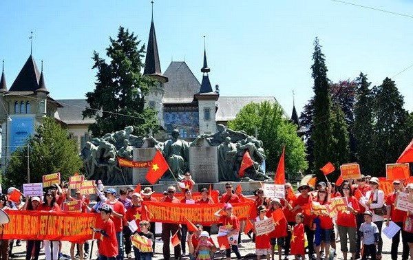 旅居瑞士越南人与国际朋友反对中国在东海的行动