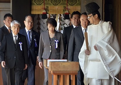 日本两名内阁成员参拜靖国神社