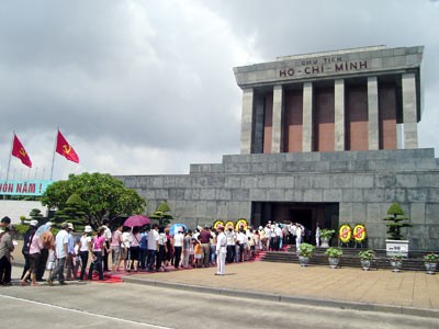 数千民众入陵瞻仰胡志明主席遗容