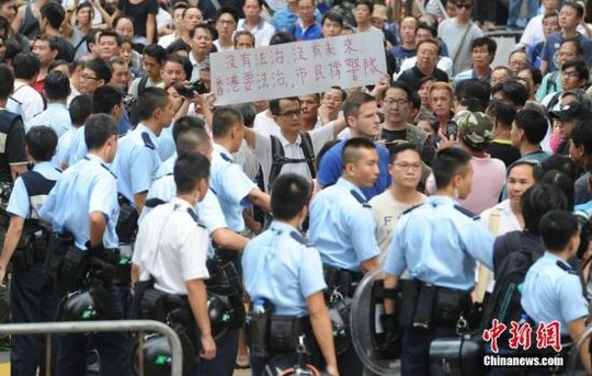 香港警方在旺角区拘捕8名示威者