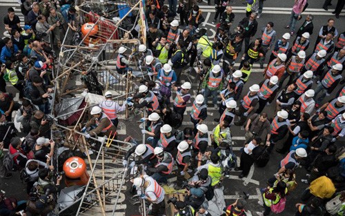 中国香港警方清除示威地点