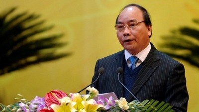 阮春福向老挝驻越南大使馆献花篮祝贺老人民革命党建党60周年