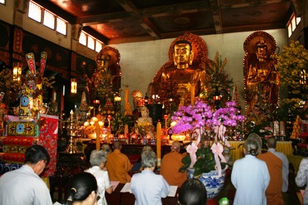 越南人年初拜佛的风俗