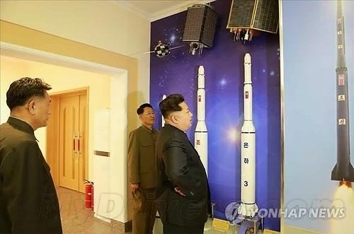 金正恩视察新建卫星控制综合指挥所