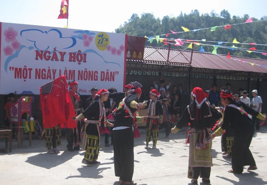 老街省举行的“当一天农民”旅游活动备受欢迎