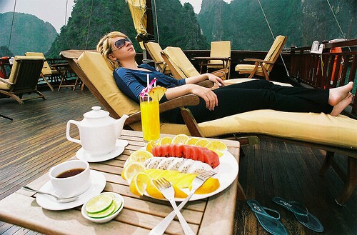 乘游艇游下龙湾