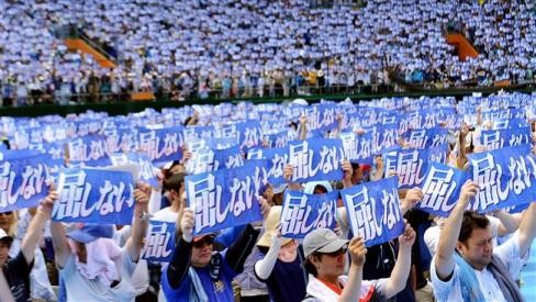 日本大型民众游行要求关闭美军驻冲绳军事基地