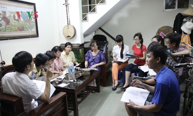 在河内闹市中听官贺