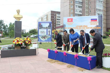 在俄罗斯乌里扬诺夫斯克市建设胡志明主席广场和塑像