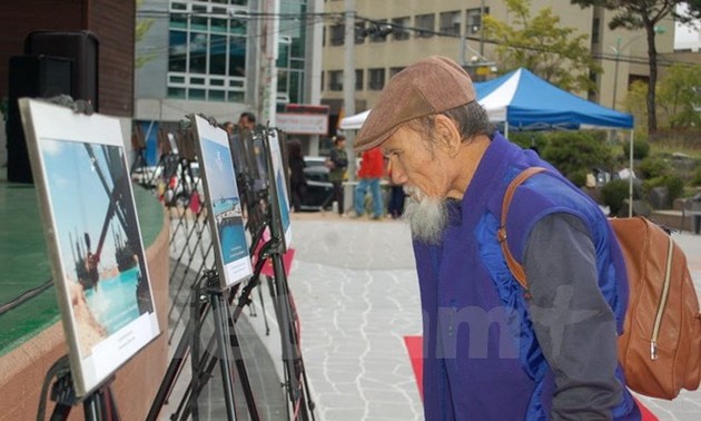 韩国举行中国在东海非法填海造岛活动的图片展