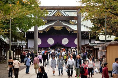 日本法务大臣岩城光英参拜靖国神社