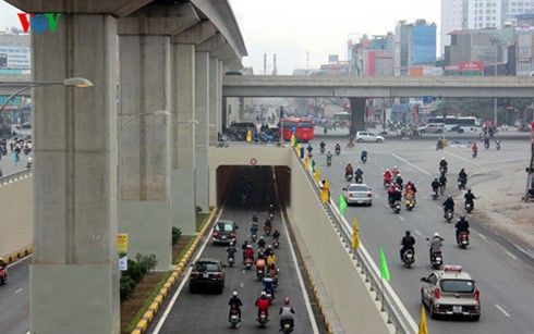 河内中和与青春交通枢纽隧道通车  