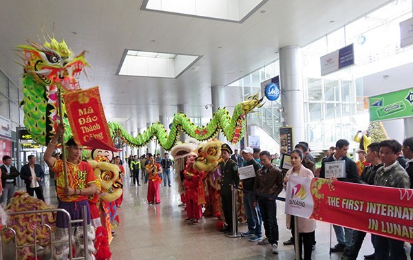 越南各地迎接丙申春节的第一批国际游客