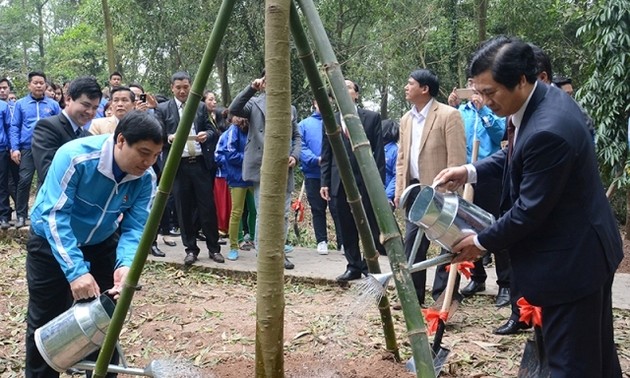 河内团市委举行“世代铭记胡志明主席功绩”植树节启动仪式