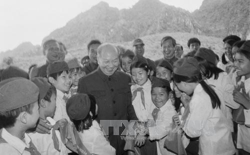 已故总书记长征——越南革命的优秀理论家、杰出领导者和伟大人格化身