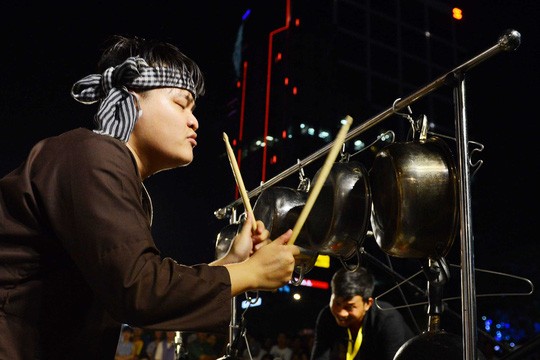 胡志明市步行街街道艺术表演吸引游客