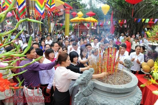 2017年昆山—劫泊秋季庙会祈安法会和放花灯活动吸引数万人参加