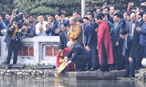 阮富仲与夫人和越南侨胞一同出席放鲤鱼送灶君仪式