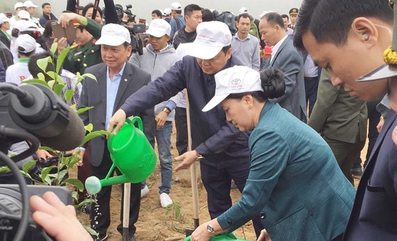 阮氏金银出席和平省梁山县植树节启动仪式