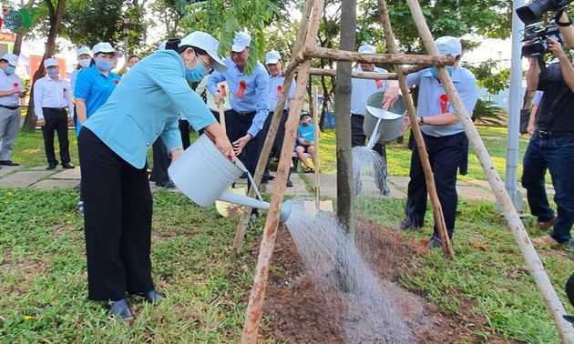 胡志明市发起《永远铭记胡伯伯之恩植树节》运动